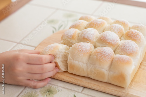 自宅でパン作り　ちぎりパン　子供がパンをちぎっているシーン