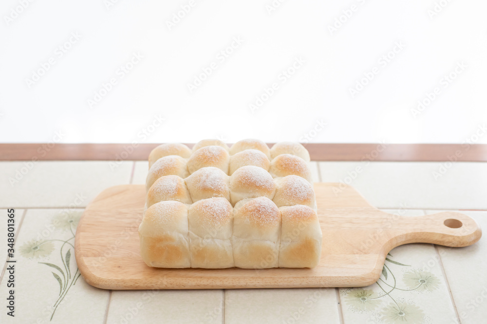 自宅でパン作り ちぎりパン カッティグボードに並べたちぎりパン 自宅でパン作り ちぎりパン カッティグボードに並べたちぎりパン