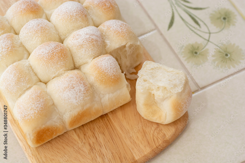 自宅でパン作り ちぎりパン カッティグボードに並べたちぎりパン 自宅でパン作り ちぎりパン カッティグボードに並べたちぎりパン