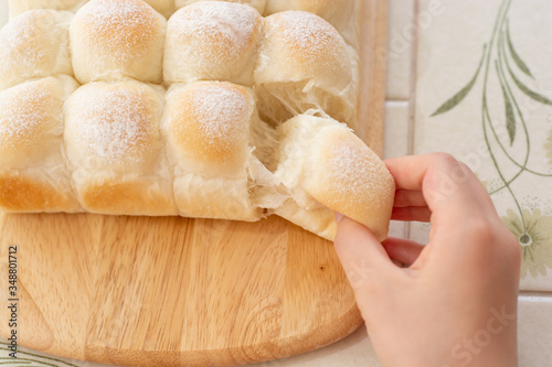 自宅でパン作り　ちぎりパン　子供がパンをちぎっているシーン