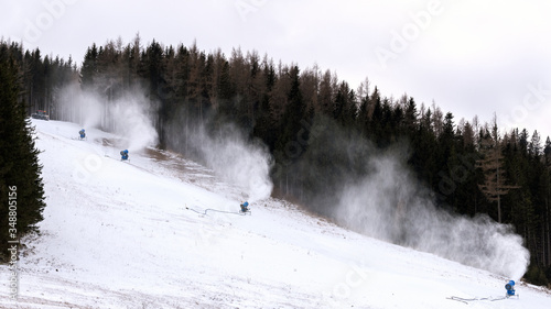 Schneekanonen beschneien eine Piste-Kunstschnee