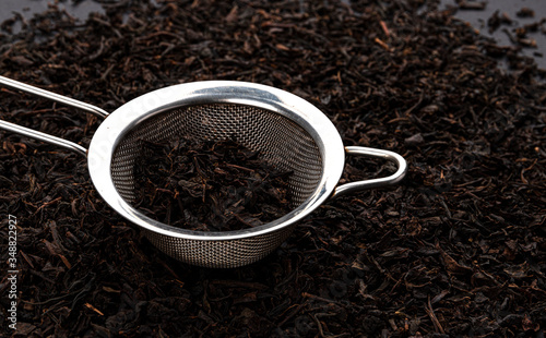 Εκτύπωση καμβά Metal tea strainer with dry black tea leaves
