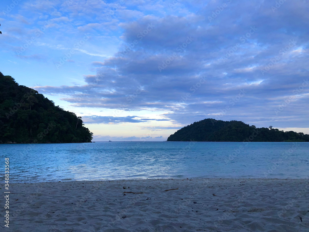 Obraz premium tropical beach with cloundy in thailand