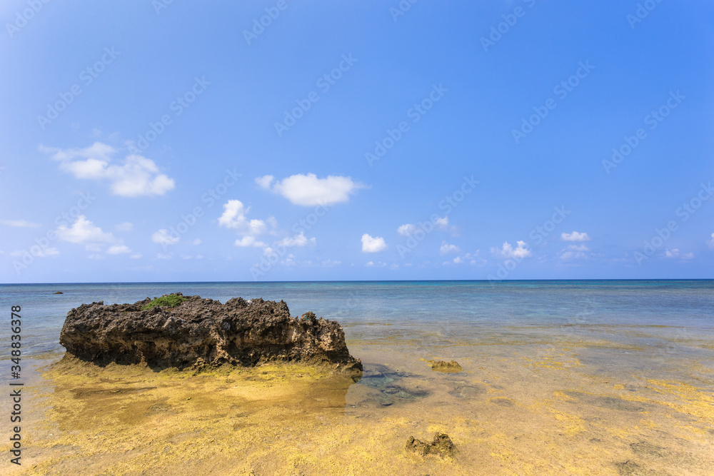 日本最南端、沖縄県波照間島・浜辺の風景 日本最南端、沖縄県波照間島・浜辺の風景