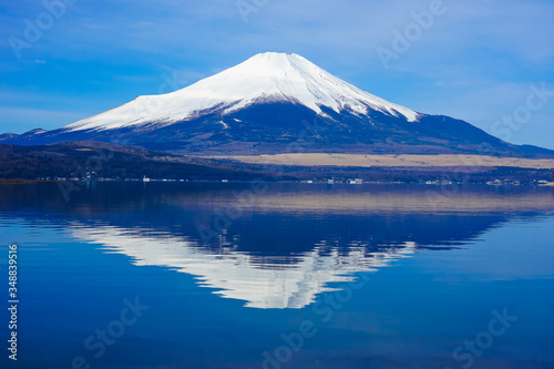 山中湖の湖畔から富士山（逆さ富士） © WAWA