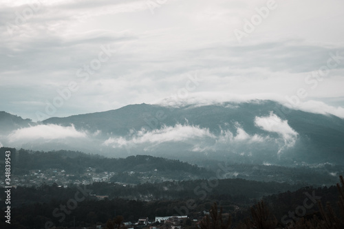 Niebla baja entre montañas en Galicia