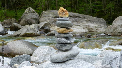 Steinmännchen am Flussufer mit Fluss und Felsen im Hintergrund