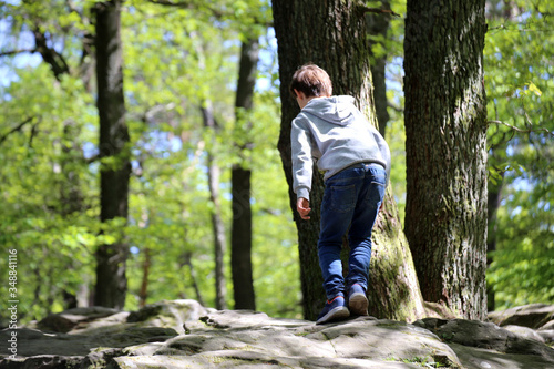 Junge beim Klettern auf dem Felsenmeer unterhalb der Kalmit im Pfälzerwald (Model released)
