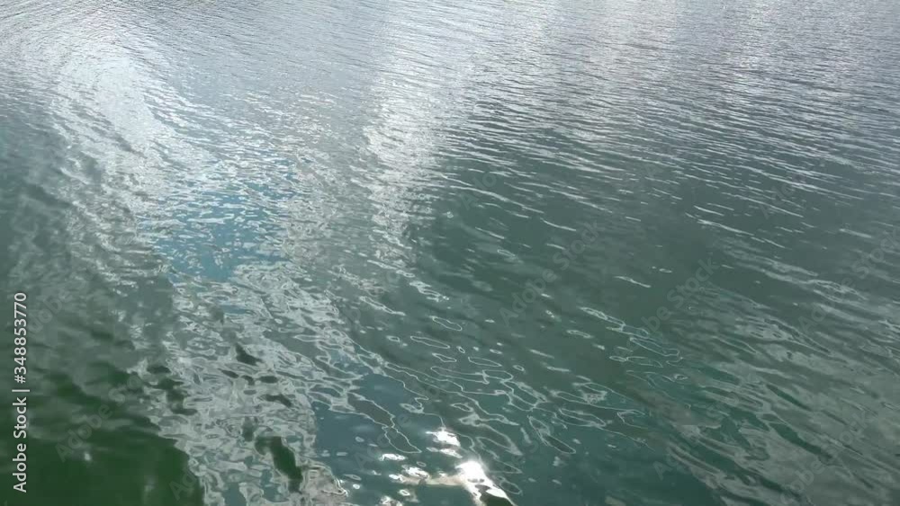 Welle in einem See von oben gefilmt