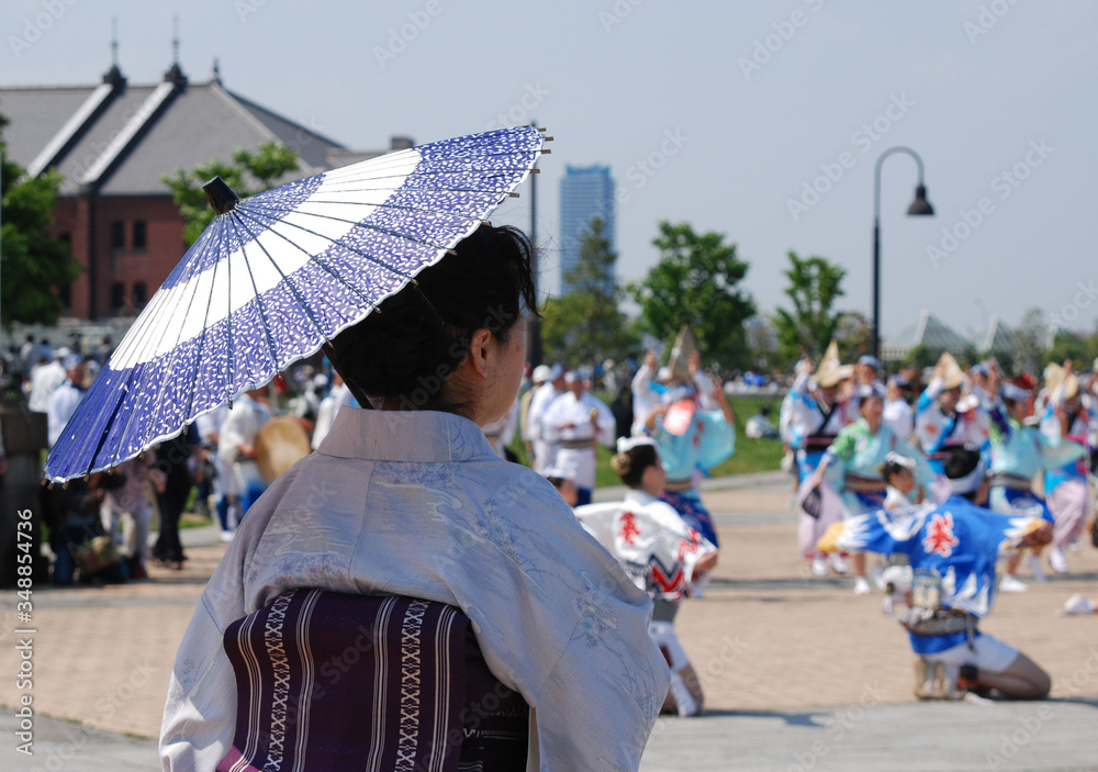 Fototapeta premium 祭りを見物する和装の女性