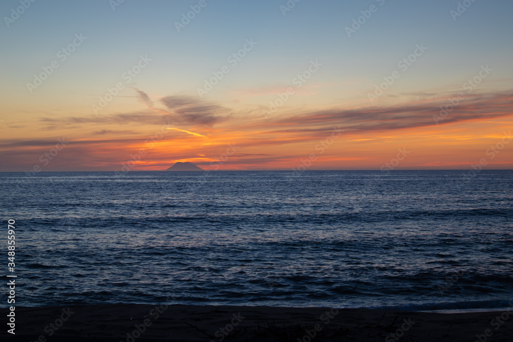 Obraz premium Sunset on the volcanic island of Stromboli.
