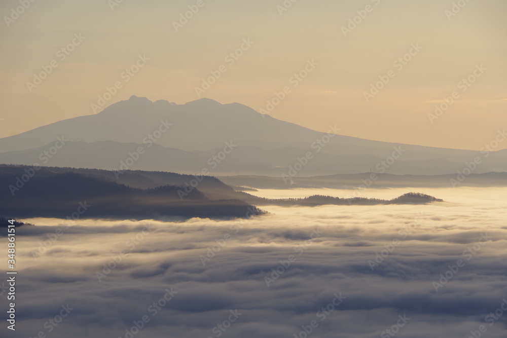 雲海の漂う夜明けの風景。美幌峠、北海道、日本。