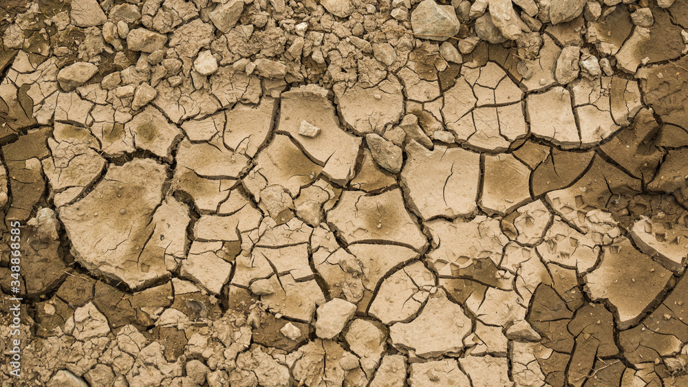 Die Trockenheit bildet Strukturen im Erdboden Die Trockenheit bildet Strukturen im Erdboden