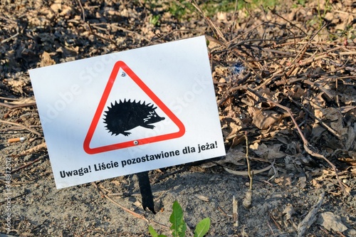 Translation: "Attention. Leaves left for the hedgehog" sign in the park