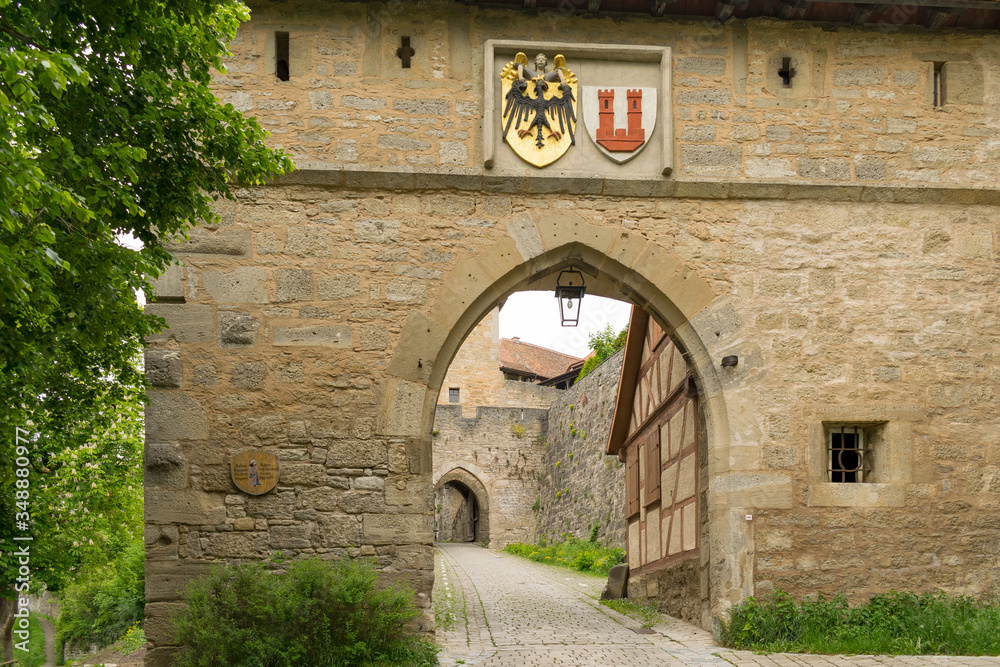 Fototapeta premium Die historische Altstadt von Rothenburg ob der Tauber in Mittelfranken (Bayern) ist von einer mittelalterlichen Stadtmauer umgeben. Zum Teil wird die Stadt auch als 
