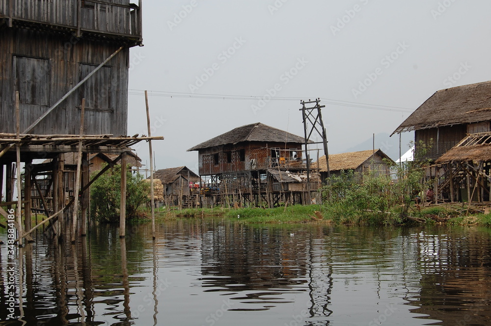 Casas flotantes en birmania