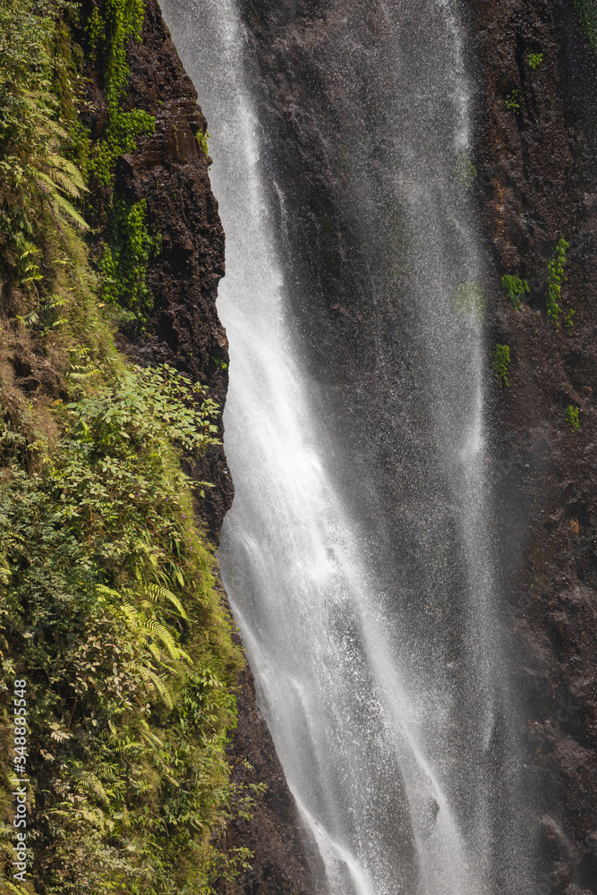 Obraz premium Close-up of the fresh and intense falling water in Tumpak Sewu Waterfall, in East Java, Indonesia.