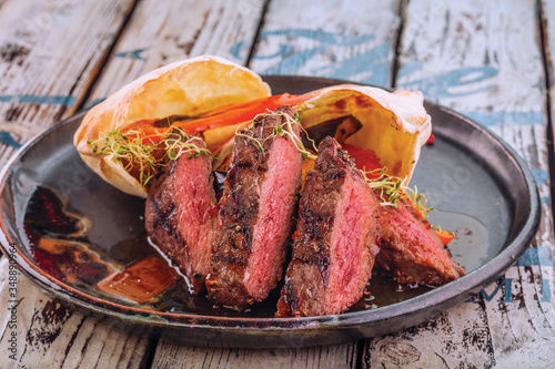 Photos Pepper steak of inner beef rump and grilled vegetables served with demi-chili sa