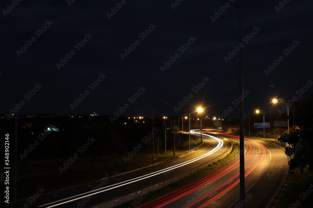 Escrevendo com faróis e lanternas na estrada a noite