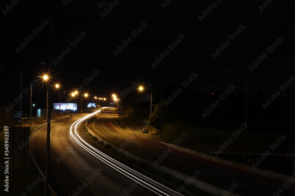 Escrevendo com faróis e lanternas na estrada a noite Escrevendo com faróis e lanternas na estrada a noite