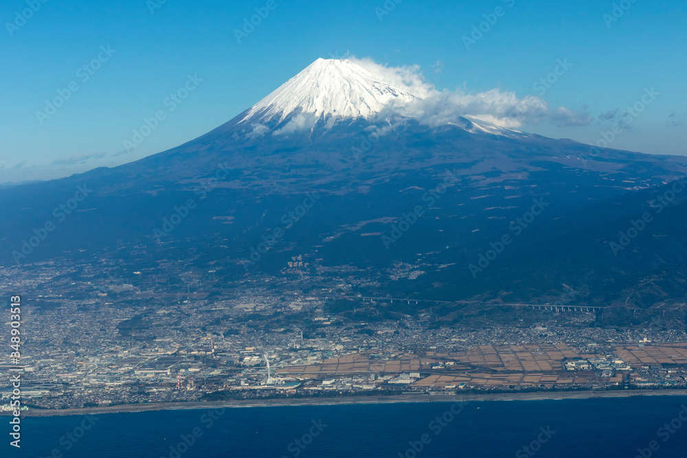 田子の浦沖合の駿河湾上空から富士山を空撮