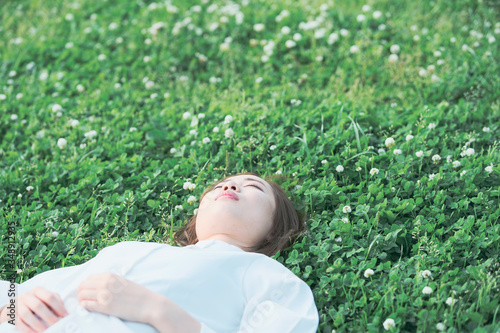 芝生でくつろぐ女性