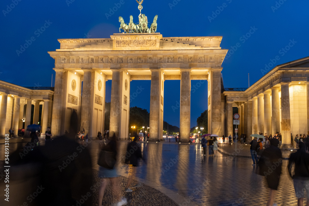 Obraz premium Movement of people walking through the Brandenburg gate in Berlin in spring 2019