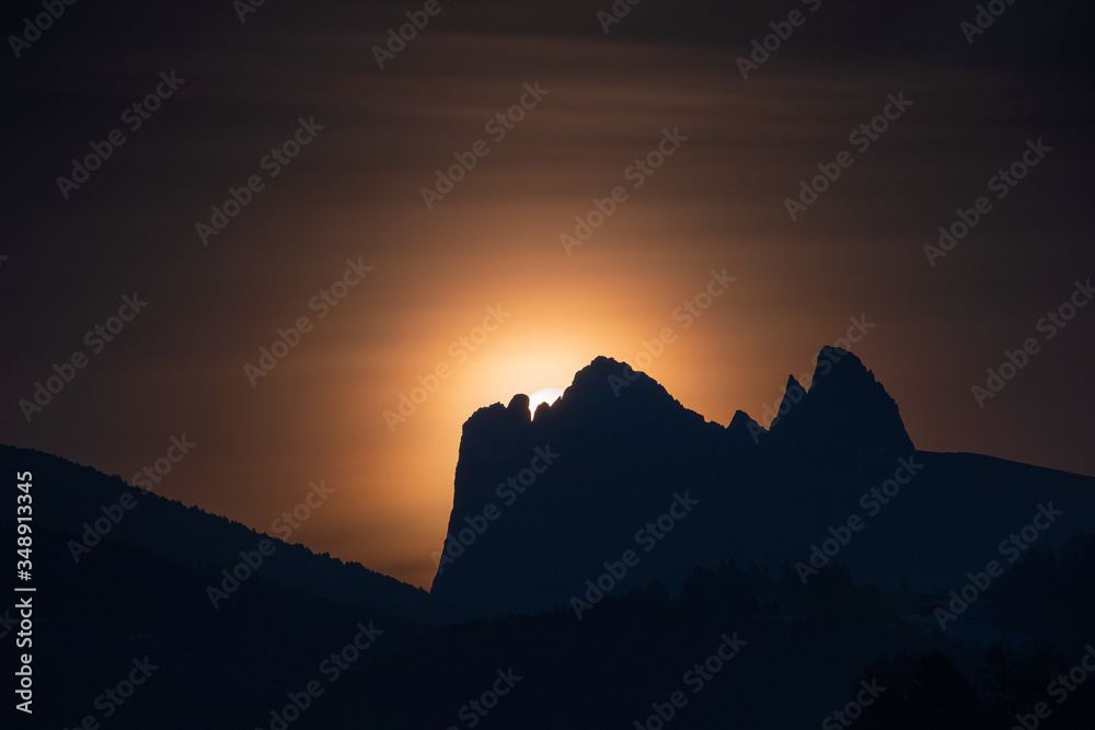 Mondaufgang/Vollmond hinter der Geislergruppe (Gruppo delle Odle) von Kastelruth aus fotografiert - Silhouette der Geislergruppe