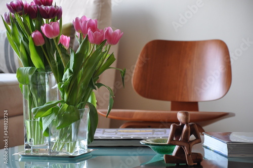 Habitación con flores y silla de diseño moderno