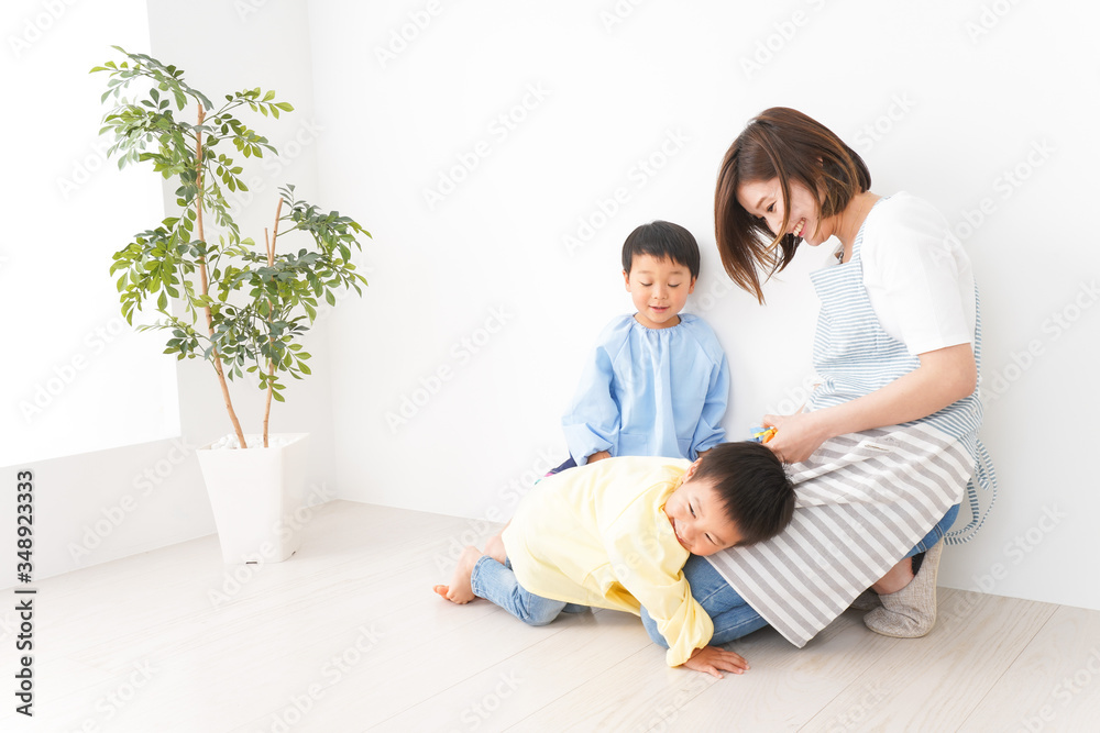 幼稚園でお遊戯をする子どもと先生 幼稚園でお遊戯をする子どもと先生