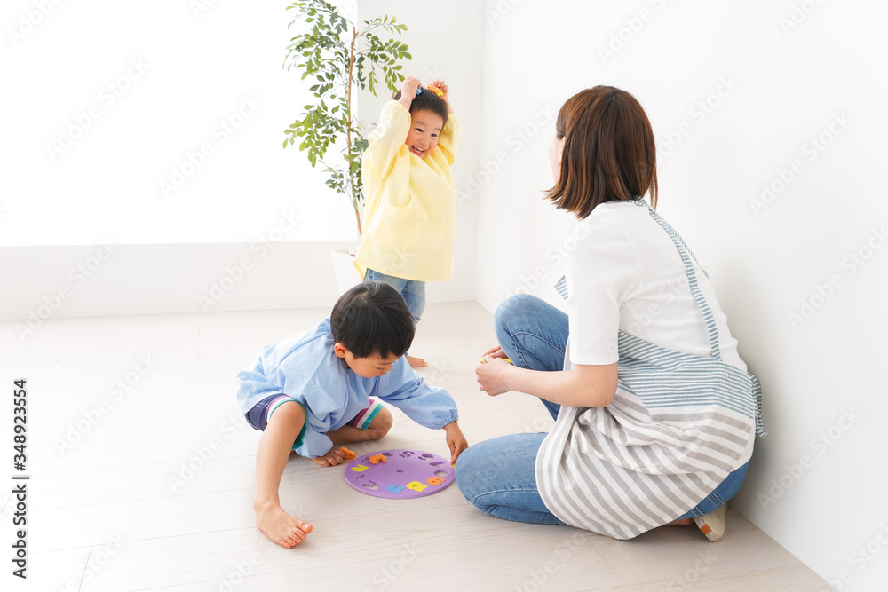 幼稚園でお遊戯をする子どもと先生 StockFoto Adobe Stock