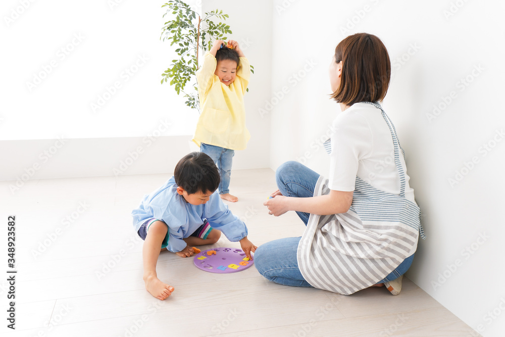 幼稚園でお遊戯をする子どもと先生