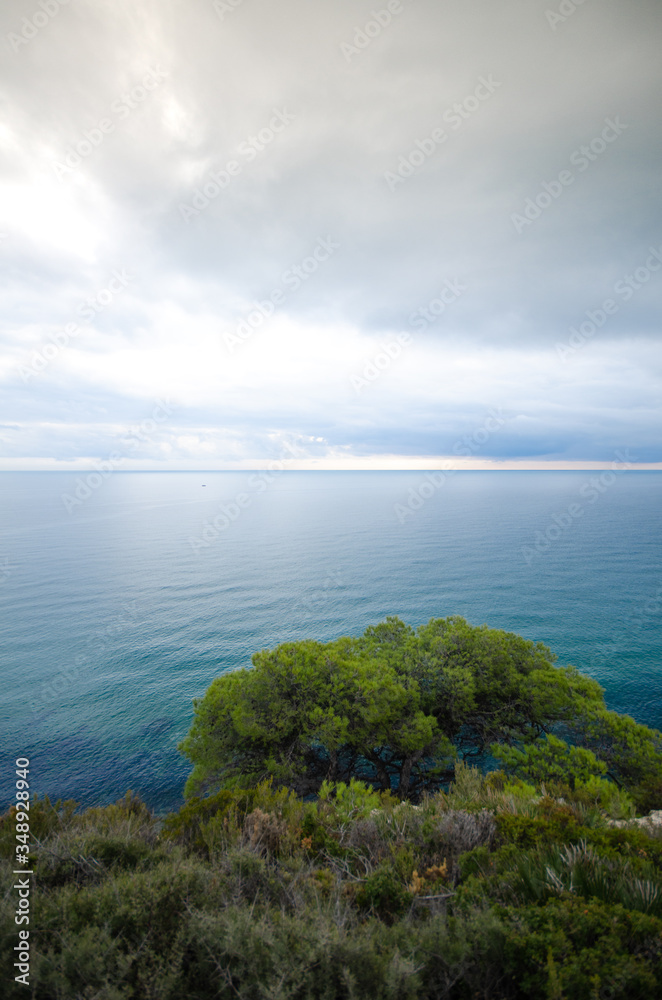 Paisajes al amanecer de la costa de Peñíscola y la sierra de irta con acantilados, naturaleza mar