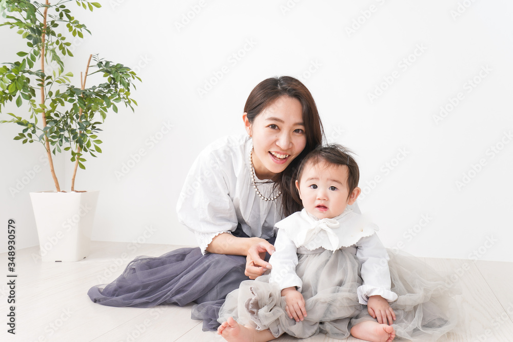 お母さんと家で遊ぶ赤ちゃん