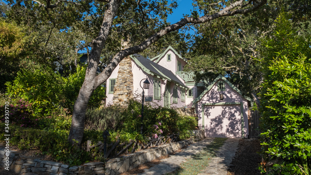 Obraz premium Old fairy-tale houses at Carmel by the sea