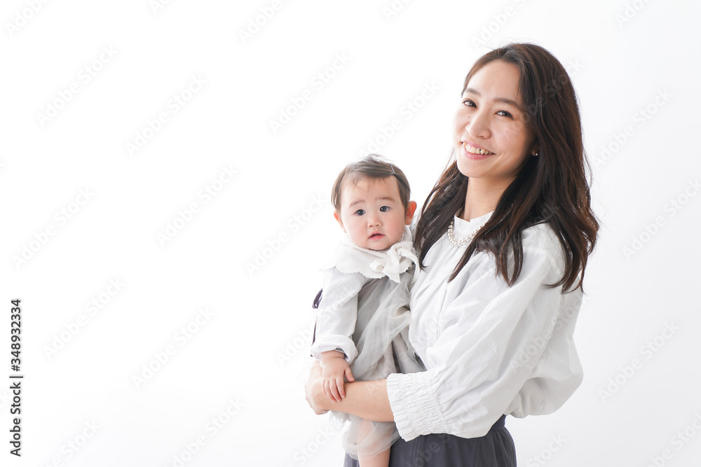 赤ちゃんを抱っこするお母さん 赤ちゃんを抱っこするお母さん