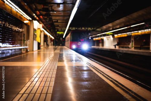 Train arriving at an empty subway train station blurred © Gabriel