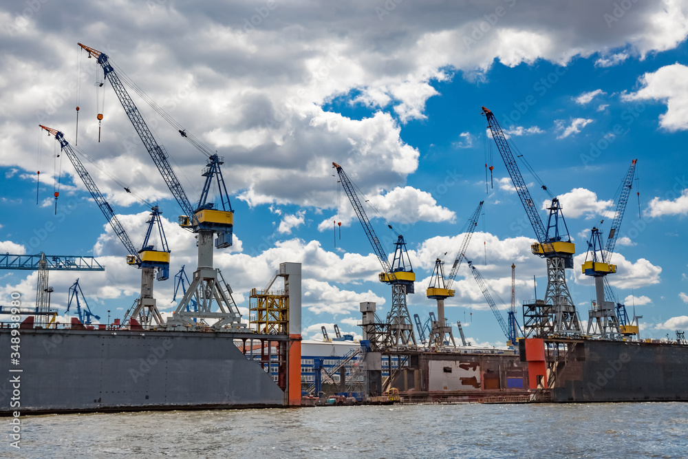 Hafenkräne auf einer Werft im Hamburger Hafen