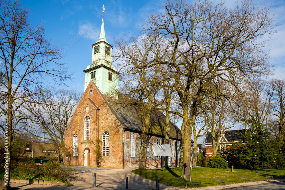 Historische Kirche in Hamburg Nienstedten im Frühjahr