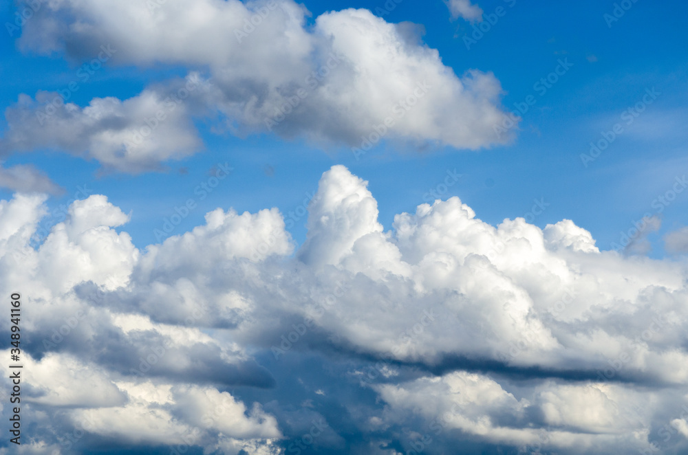 Naklejka premium different shapes of clouds in the blue sky. cloud background.