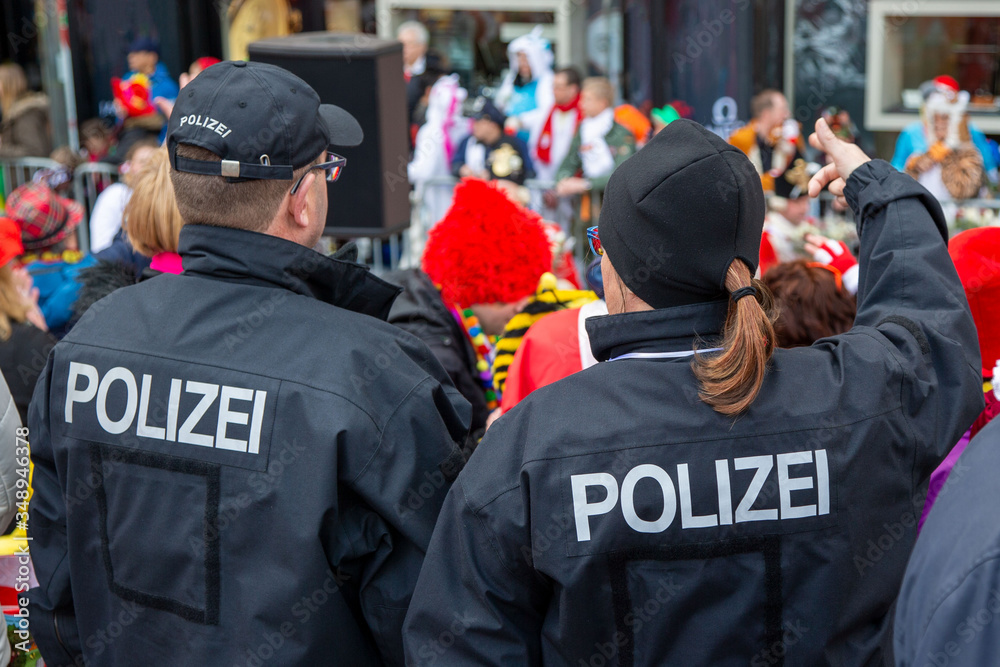 Obraz premium Zwei Polizeibeamte an Karneval