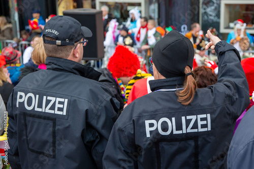 Zwei Polizeibeamte an Karneval