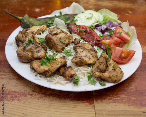 comida arabica, kebab al plato con arroz y ensalada