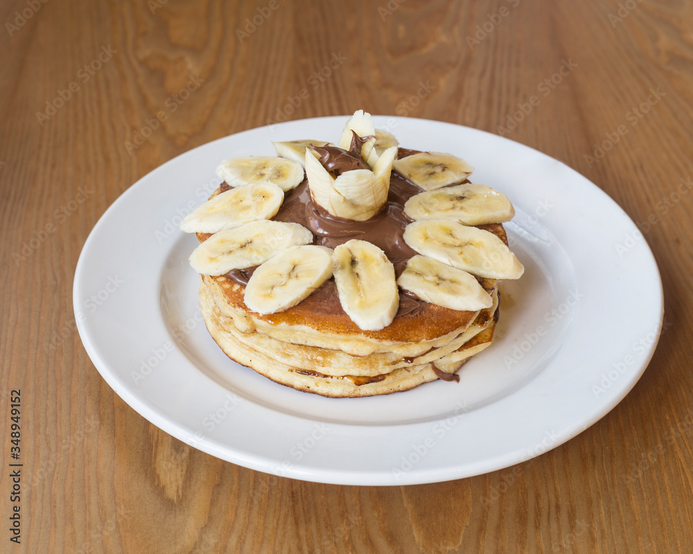 desayuno pancake dulce con plátano y crema de cacao