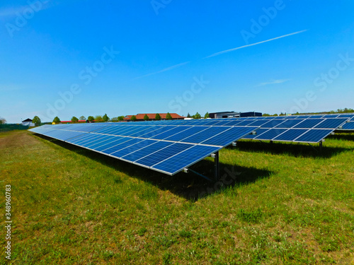 Thermische Solarkollektorer auf einem Sonnenpark photo