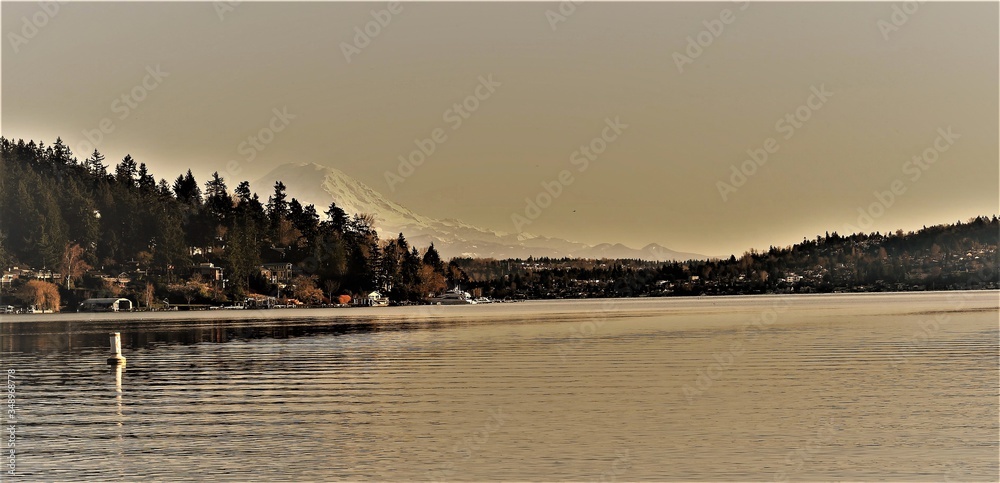 Obraz premium Mt Rainer, Seattle, Lake Washington, perspective