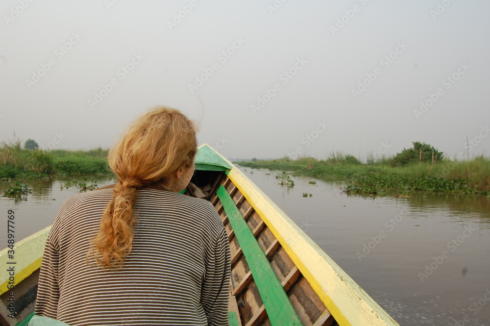 Fototapeta premium Navegando por el lago