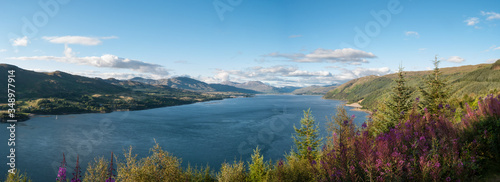 Fototapeta Naklejka Na Ścianę i Meble -  lake in the scottish highlands