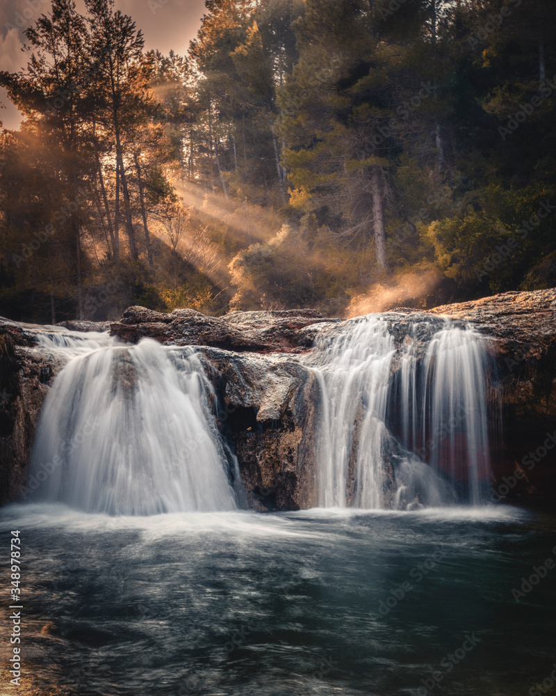 Fototapeta premium LASOWY WODOSPAD Z JESIENNYMI KOLORAMI