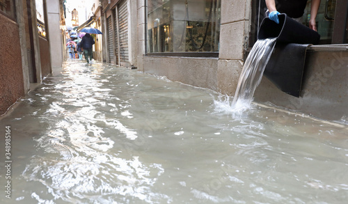 Foto person emptying the interior of the shop flooded after the flood